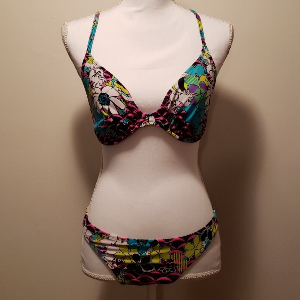 Bikini - Bright colors and skulls